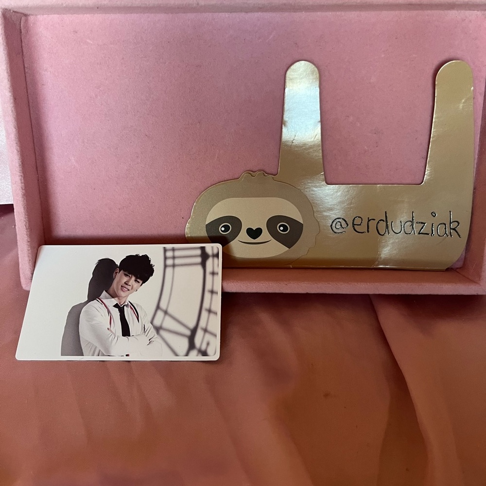 WTS $15

~ Jimin pc Skool Luv Affair Special Edition